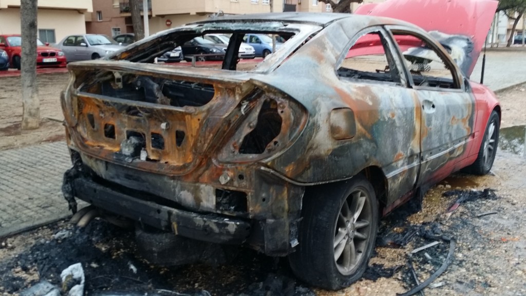 Un dels cotxes cremats els últims dies